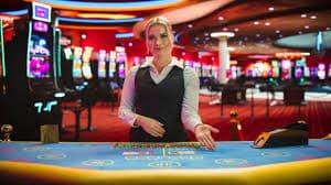 Dashboard royal2000 menampilkan sportsbook Liga 1, live dealer meja roulette, dan slot games dalam satu antarmuka terpadu
